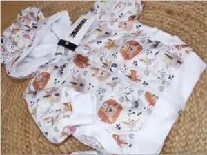 Komplet ortalionowy dla niemowlaka: kurtka + spodnie. Zestaw na wiosnę i jesień dla niemowlaka  w zwierzątka. Unikatowy komplet niemowlęcy na chłodne dni.