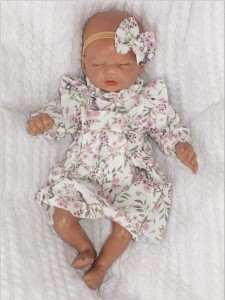 Muślinowa sukienka niemowlęca . Przewiewna dziewczęca sukienka z długim rękawem. Sukienka z opaską  dla niemowlaka. Kwiecista sukienka muślinowa dla małej dziewczynki.