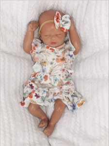 Muślinowa sukienka niemowlęca na lato. Przewiewna dziewczęca sukienka z krótkim rękawem. Sukienka z opaską  dla niemowlaka. Kwiecista sukienka muślinowa dla małej dziewczynki.