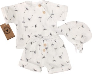 Zestaw na lato dla niemowlaka. Spodenki, koszulka z krótkim rękawem i czapeczka na lato dla dziecka.  Bawełniany letni komplet dla niemowlaka.  Komplet na prezent dla noworodka.