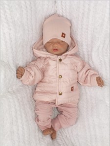 Kurtka pikowana na wiosnę, jesień dla małej dziewczynki. Różowa bejsbolówka z kapturem niemowlęca. Modna kurtka dla dziewczynki w kolorze brudnego różu.