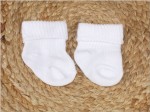 Białe skarpetki niemowlęce dla niemowlaka  Gładkie bawełniane skarpetki dla niemowlaka. Bawełniane eleganckie skarpetki na chrzciny, wesela, święta lub na co dzień dla maluszka.