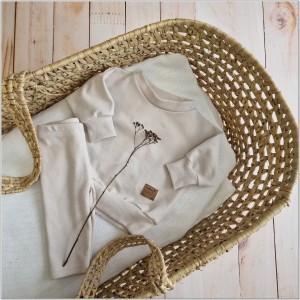 Modny komplet niemowlęcy z bluzą oversize. Zestaw z bluzą oversize+legginsy prążkowane. Beżowy uniwersalny komplet dla dziecka. Must have w garderobie dziecięcej.