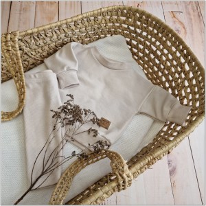 Modny komplet niemowlęcy z bluzą oversize. Zestaw z bluzą oversize+legginsy prążkowane. Beżowy uniwersalny komplet dla dziecka. Must have w garderobie dziecięcej.