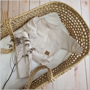 Modny komplet niemowlęcy z bluzą oversize. Zestaw z bluzą oversize+legginsy prążkowane. Beżowy uniwersalny komplet dla dziecka. Must have w garderobie dziecięcej.