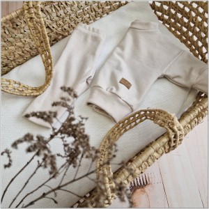 Modny komplet niemowlęcy z bluzą oversize. Zestaw z bluzą oversize+legginsy prążkowane. Beżowy uniwersalny komplet dla dziecka. Must have w garderobie dziecięcej.