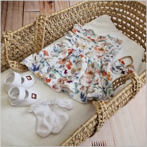 Muślinowa sukienka niemowlęca na lato. Przewiewna dziewczęca sukienka z krótkim rękawem. Sukienka z opaską  dla niemowlaka. Kwiecista sukienka muślinowa dla małej dziewczynki.