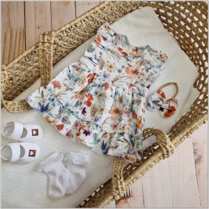 Muślinowa sukienka niemowlęca na lato. Przewiewna dziewczęca sukienka z krótkim rękawem. Sukienka z opaską  dla niemowlaka. Kwiecista sukienka muślinowa dla małej dziewczynki.