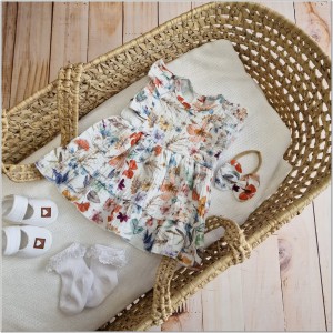 Muślinowa sukienka niemowlęca na lato. Przewiewna dziewczęca sukienka z krótkim rękawem. Sukienka z opaską  dla niemowlaka. Kwiecista sukienka muślinowa dla małej dziewczynki.