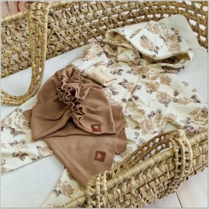 Dresowy bawełniany wiosenny, letni, jesienny kombinezon niemowlęcy. Pajac dla niemowlaka beżowo-czekoladowy  Dres dla noworodka, dziewczynki w kwiaty