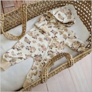 Dresowy bawełniany wiosenny, letni, jesienny kombinezon niemowlęcy. Pajac dla niemowlaka beżowo-czekoladowy  Dres dla noworodka, dziewczynki w kwiaty