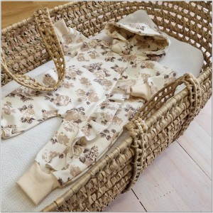 Dresowy bawełniany wiosenny, letni, jesienny kombinezon niemowlęcy. Pajac dla niemowlaka beżowo-czekoladowy  Dres dla noworodka, dziewczynki w kwiaty