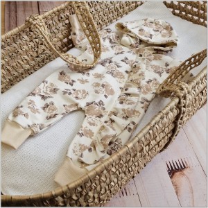 Dresowy bawełniany wiosenny, letni, jesienny kombinezon niemowlęcy. Pajac dla niemowlaka beżowo-czekoladowy  Dres dla noworodka, dziewczynki w kwiaty