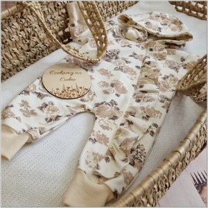 Dresowy bawełniany wiosenny, letni, jesienny kombinezon niemowlęcy. Pajac dla niemowlaka beżowo-czekoladowy  Dres dla noworodka, dziewczynki w kwiaty