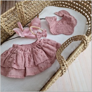 Dziewczęcy ażurowy komplet. Ażurowy zestaw: bloomersy, opaska i apaszka dla dziewczynki. Unikalny komplet na lato dla małej dziewczynki.