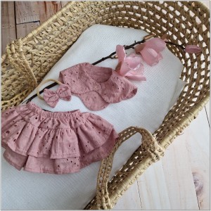 Dziewczęcy ażurowy komplet. Ażurowy zestaw: bloomersy, opaska i apaszka dla dziewczynki. Unikalny komplet na lato dla małej dziewczynki.