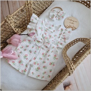 Muślinowy kombinezon niemowlęca z falbankami. Przewiewny dziewczęcy rampers. Kombinezon na lato z opaską dla niemowlaka. Biały rampers muślinowy w kwiaty dla małej dziewczynki.