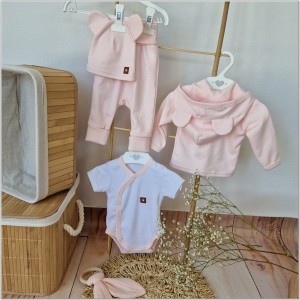 Bawełniana kompletna wyprawka na wyjście ze szpitala. Zestaw niemowlęcy: bluza, spodnie, czapka i body z krótkim rękawem.   Bawełniana wyprawka dla noworodka pudrowy róż