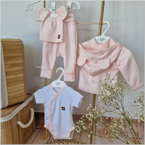 Bawełniana kompletna wyprawka na wyjście ze szpitala. Zestaw niemowlęcy: bluza, spodnie, czapka i body z krótkim rękawem.   Bawełniana wyprawka dla noworodka pudrowy róż