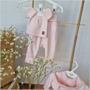 Bawełniana kompletna wyprawka na wyjście ze szpitala. Zestaw niemowlęcy: bluza, spodnie, czapka i body z krótkim rękawem.   Bawełniana wyprawka dla noworodka pudrowy róż