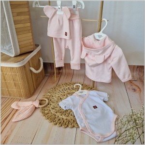 Bawełniana kompletna wyprawka na wyjście ze szpitala. Zestaw niemowlęcy: bluza, spodnie, czapka i body z krótkim rękawem.   Bawełniana wyprawka dla noworodka pudrowy róż