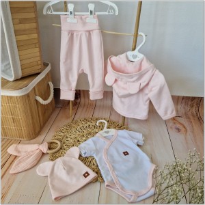 Bawełniana kompletna wyprawka na wyjście ze szpitala. Zestaw niemowlęcy: bluza, spodnie, czapka i body z krótkim rękawem.   Bawełniana wyprawka dla noworodka pudrowy róż