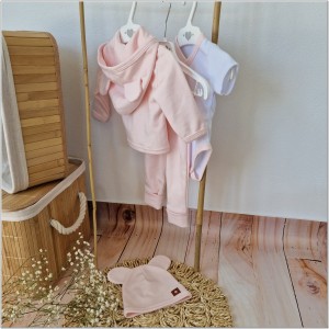 Bawełniana kompletna wyprawka na wyjście ze szpitala. Zestaw niemowlęcy: bluza, spodnie, czapka i body z krótkim rękawem.   Bawełniana wyprawka dla noworodka pudrowy róż