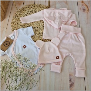 Bawełniana kompletna wyprawka na wyjście ze szpitala. Zestaw niemowlęcy: bluza, spodnie, czapka i body z krótkim rękawem.   Bawełniana wyprawka dla noworodka pudrowy róż
