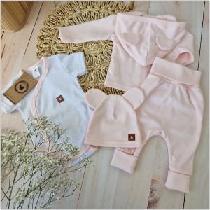 Bawełniana kompletna wyprawka na wyjście ze szpitala. Zestaw niemowlęcy: bluza, spodnie, czapka i body z krótkim rękawem.   Bawełniana wyprawka dla noworodka pudrowy róż.