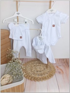Bawełniana kompletna wyprawka na wyjście ze szpitala. Zestaw niemowlęcy: bluza, spodnie, czapka i body z krótkim rękawem.  Biała bawełniana wyprawka dla noworodka.