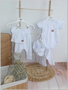 Bawełniana kompletna wyprawka na wyjście ze szpitala. Zestaw niemowlęcy: bluza, spodnie, czapka i body z krótkim rękawem.  Biała bawełniana wyprawka dla noworodka.