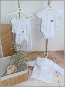 Bawełniana kompletna wyprawka na wyjście ze szpitala. Zestaw niemowlęcy: bluza, spodnie, czapka i body z krótkim rękawem.  Biała bawełniana wyprawka dla noworodka.