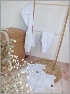 Bawełniana kompletna wyprawka na wyjście ze szpitala. Zestaw niemowlęcy: bluza, spodnie, czapka i body z krótkim rękawem.  Biała bawełniana wyprawka dla noworodka.