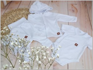 Bawełniana kompletna wyprawka na wyjście ze szpitala. Zestaw niemowlęcy: bluza, spodnie, czapka i body z krótkim rękawem.  Biała bawełniana wyprawka dla noworodka.