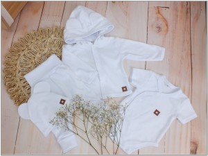 Bawełniana kompletna wyprawka na wyjście ze szpitala. Zestaw niemowlęcy: bluza, spodnie, czapka i body z krótkim rękawem.  Biała bawełniana wyprawka dla noworodka.