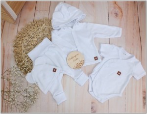 Bawełniana kompletna wyprawka na wyjście ze szpitala. Zestaw niemowlęcy: bluza, spodnie, czapka i body z krótkim rękawem.  Biała bawełniana wyprawka dla noworodka.
