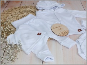Bawełniana kompletna wyprawka na wyjście ze szpitala. Zestaw niemowlęcy: bluza, spodnie, czapka i body z krótkim rękawem.  Biała bawełniana wyprawka dla noworodka.