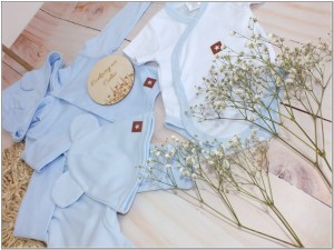 Bawełniana kompletna wyprawka na wyjście ze szpitala. Zestaw niemowlęcy: bluza, spodnie, czapka i body z krótkim rękawem.  Błękitna bawełniana wyprawka dla noworodka.