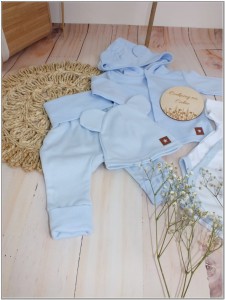 Bawełniana kompletna wyprawka na wyjście ze szpitala. Zestaw niemowlęcy: bluza, spodnie, czapka i body z krótkim rękawem.  Błękitna bawełniana wyprawka dla noworodka.