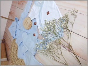 Bawełniana kompletna wyprawka na wyjście ze szpitala. Zestaw niemowlęcy: bluza, spodnie, czapka i body z krótkim rękawem.  Błękitna bawełniana wyprawka dla noworodka.