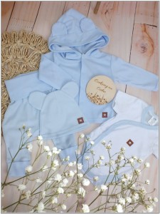 Bawełniana kompletna wyprawka na wyjście ze szpitala. Zestaw niemowlęcy: bluza, spodnie, czapka i body z krótkim rękawem.  Błękitna bawełniana wyprawka dla noworodka.