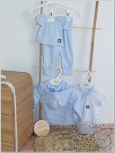 Bawełniana kompletna wyprawka na wyjście ze szpitala. Zestaw niemowlęcy: bluza, spodnie, czapka i body z krótkim rękawem.  Błękitna bawełniana wyprawka dla noworodka.