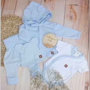 Bawełniana kompletna wyprawka na wyjście ze szpitala. Zestaw niemowlęcy: bluza, spodnie, czapka i body z krótkim rękawem.  Błękitna bawełniana wyprawka dla noworodka.