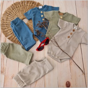 Prążkowany letni zestaw dla chłopca. Komplet na lato w beżowym kolorze. Prążkowane spodenki w komplecie z body dla niemowlaka.