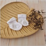 Białe skarpetki niemowlęce dla niemowlaka  Gładkie bawełniane skarpetki dla niemowlaka. Bawełniane eleganckie skarpetki na chrzciny, wesela, święta lub na co dzień dla maluszka.