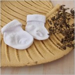 Białe skarpetki niemowlęce dla niemowlaka  Gładkie bawełniane skarpetki dla niemowlaka. Bawełniane eleganckie skarpetki na chrzciny, wesela, święta lub na co dzień dla maluszka.