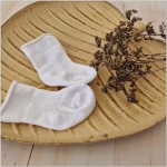 Białe skarpetki niemowlęce dla niemowlaka  Gładkie bawełniane skarpetki dla niemowlaka. Bawełniane eleganckie skarpetki na chrzciny, wesela, święta lub na co dzień dla maluszka.