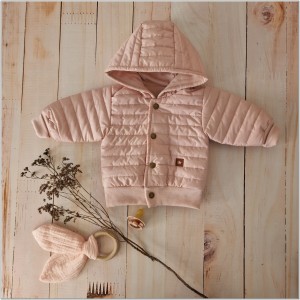 Kurtka pikowana na wiosnę, jesień dla małej dziewczynki. Różowa bejsbolówka z kapturem niemowlęca. Modna kurtka dla dziewczynki w kolorze brudnego różu.
