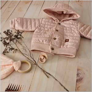 Kurtka pikowana na wiosnę, jesień dla małej dziewczynki. Różowa bejsbolówka z kapturem niemowlęca. Modna kurtka dla dziewczynki w kolorze brudnego różu.