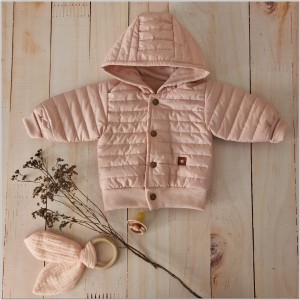 Kurtka pikowana na wiosnę, jesień dla małej dziewczynki. Różowa bejsbolówka z kapturem niemowlęca. Modna kurtka dla dziewczynki w kolorze brudnego różu.